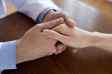 Destekleyici doktor, kadın hastayı rahatlatıyor.