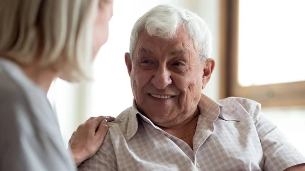 Usmívající se dospělý muž mluvit s starostlivou manželkou — Stock fotografie