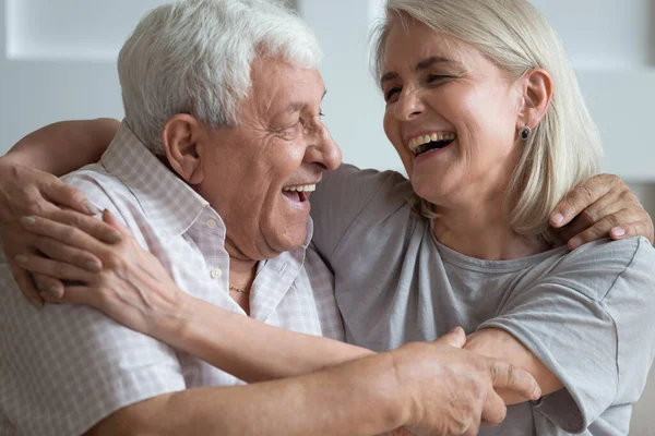 Overjoyed senior husband and wife relax at home — Stock Photo, Image