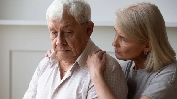 Zorgen senior vrouw knuffel comfort verstoord oudere man — Stockfoto