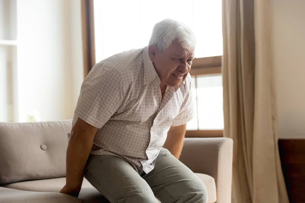 Ungesunder Senior leidet zu Hause an Rheuma — Stockfoto