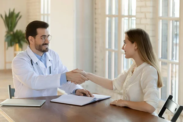 Male doctor handshake female patient greeting in hospital — Stock Photo, Image