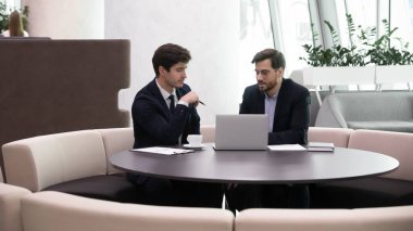 İş görüşmeleri sırasında iş meselelerini birlikte çözen şirket ortakları.