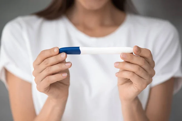 Close up view female hands holding pregnancy or ovulation test — Stock Photo, Image