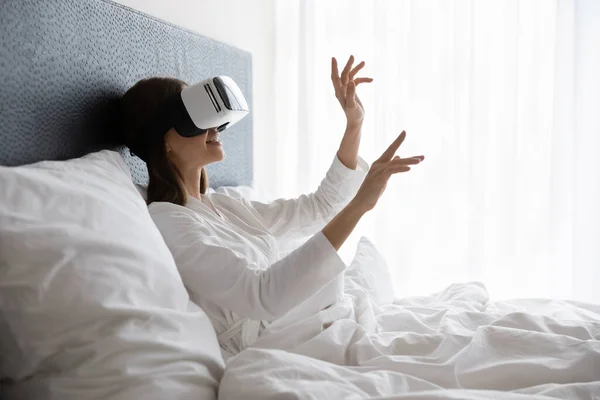 Donna che indossa auricolare realtà virtuale godere di immersione totale esperienza 3D — Foto Stock