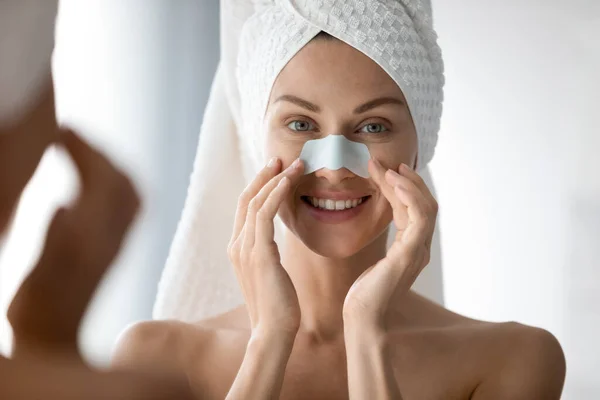 Mulher usando tiras nasais poro de limpeza profunda anti blackheads tratamento — Fotografia de Stock