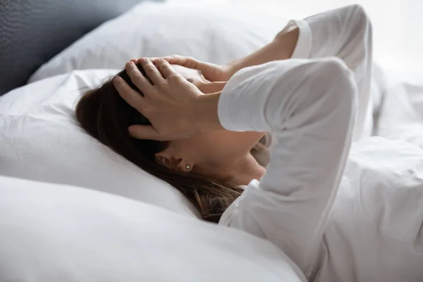 Kvinnan vaknar känner sig trött av för lite sömn — Stockfoto