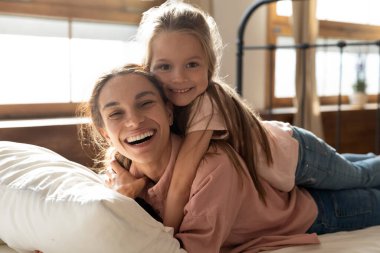 Kafasından vurulan mutlu anne ve kızı yatakta yatıyor.