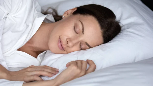 Detailní tvář spaní v posteli nádherné bezstarostné 30s žena — Stock fotografie