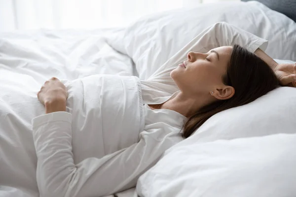 Vrouw slapen liggend op bed genieten van gezonde rest van lichaam — Stockfoto