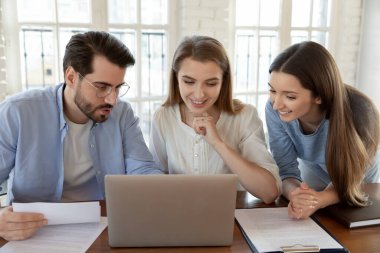 Gülümseyen meslektaşlar toplantıda çalışma projesini tartıştılar