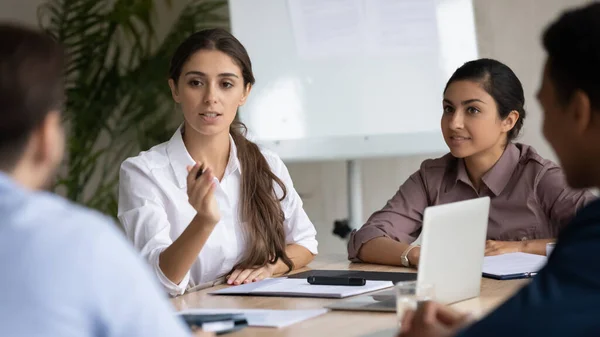 Attraktive Businessfrau mit indisch-ethnischem Partner im Gespräch. — Stockfoto