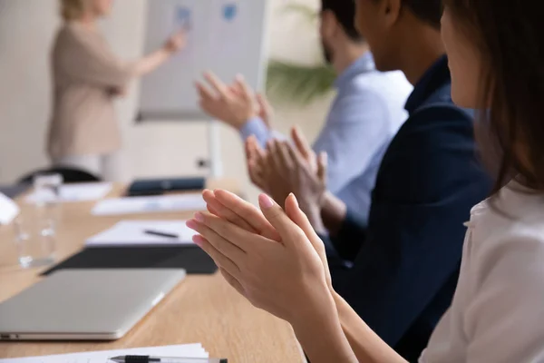 Närbild ler attraktiv affärskvinna klappa händerna med olika kollegor. — Stockfoto