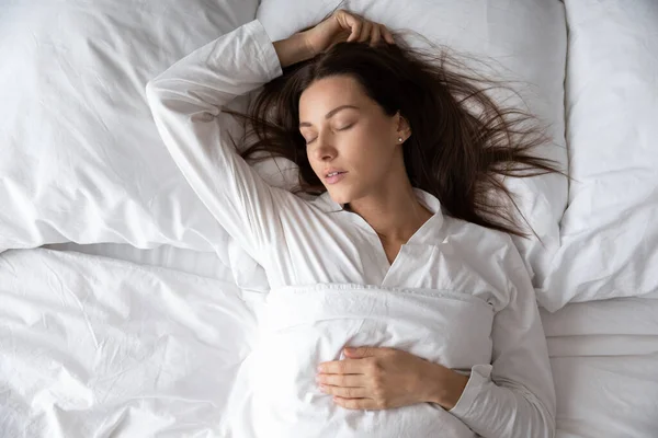 Ovanifrån vacker kvinna är i tillstånd av djup sömn — Stockfoto