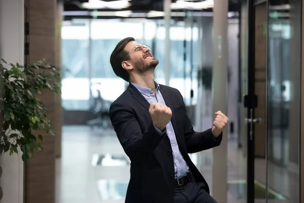 Succesvolle zakenman voelt zich dolgelukkig vieren carrière vooruitgang — Stockfoto