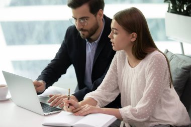 Modern ofiste ortak proje üzerinde çalışan iş arkadaşları