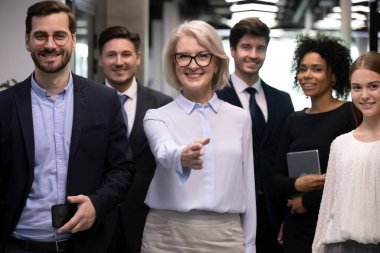 Olgun patron el sallayarak selamlama istemcisi müzakerelere başlamaya hazır