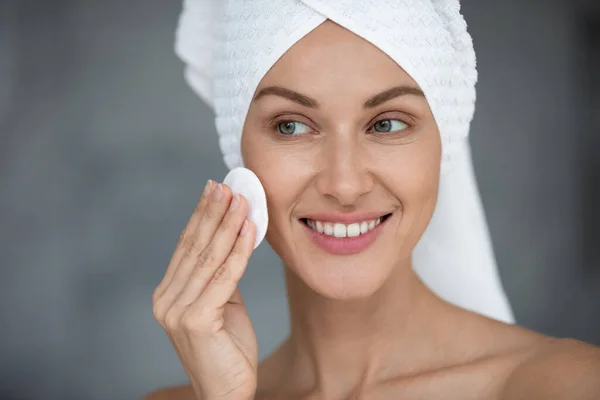 Kobieta oczyszcza skórę twarzy usuwanie makijażu używa podkładki bawełnianej zbliżenie — Zdjęcie stockowe