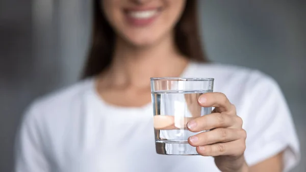 Gros plan sur la main féminine tenant verre d'eau claire — Photo