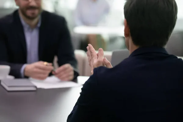 Retour vue candidat communiquant avec le gestionnaire des RH réussir l'entrevue d'emploi — Photo