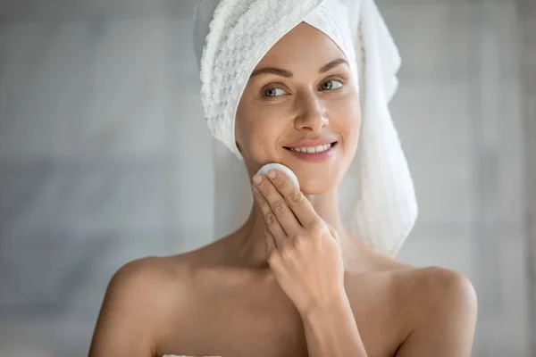 Woman holding cotton pad uses gel biphasic cleanser removing makeup — Stock Photo, Image