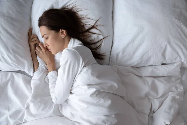 Bovenaanzicht boos bezorgd vrouw liggend in bed alleen — Stockfoto