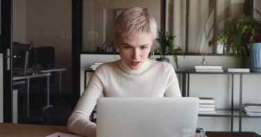 Aşırı neşeli genç iş kadını harika online proje sonuçlarını kutluyor.