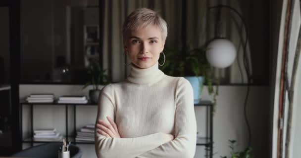 Femme d'affaires professionnelle confiante debout avec les bras croisés dans le bureau — Video