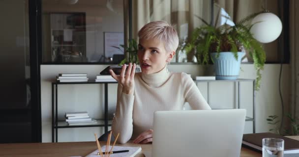 Affärskvinna inspelning röstmeddelande med hjälp av virtuell assistent på smartphone — Stockvideo