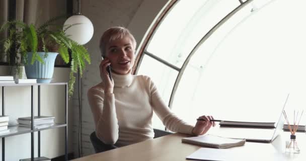 Lächelnde Geschäftsfrau telefoniert in modernem Büro — Stockvideo