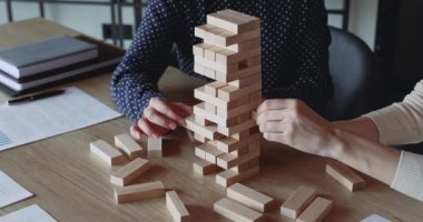 Ofiste Jenga oynayan iki iş kadını, manzarayı kapatın