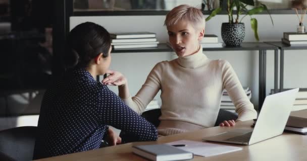 Formation professionnelle confiante de mentors féminines employée au bureau — Video