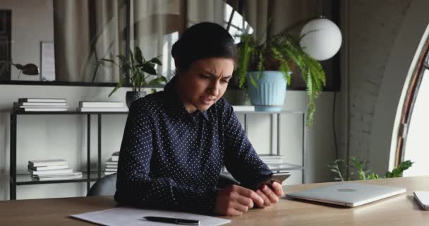 Verwirrte indische Geschäftsfrau frustriert über Telefonproblem im Büro — Stockvideo