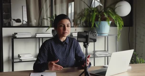 Indyjska bizneswoman mówiąca nagrywanie wideo na smartfonie w biurze — Wideo stockowe