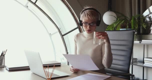 Young business woman secretary working in office drinking water — Stock Video