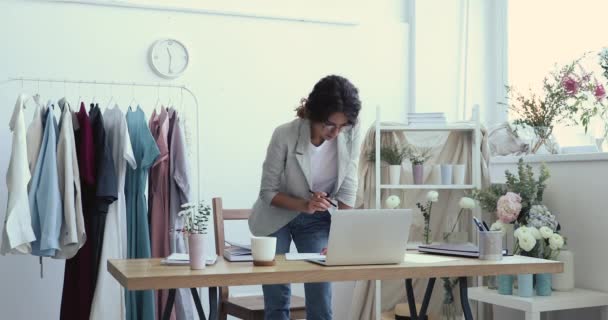 Jovem empresária designer de moda desenho de pé no local de trabalho — Vídeo de Stock