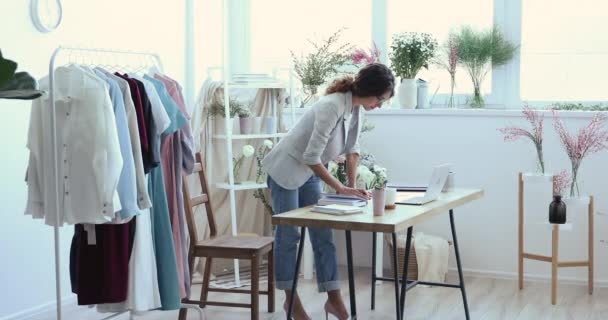 Diseñadora de moda femenina trabajando desde casa de pie en el lugar de trabajo — Vídeos de Stock