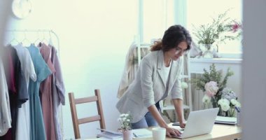 İnternetten sipariş alan genç ve mutlu bir moda tasarımcısı.