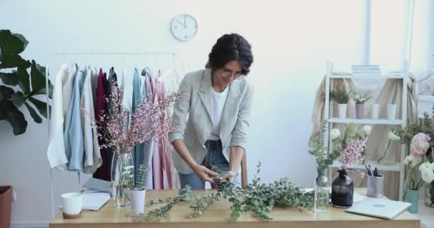 Florista designer feminino trabalhando na composição arranjo de flores em estúdio — Vídeo de Stock