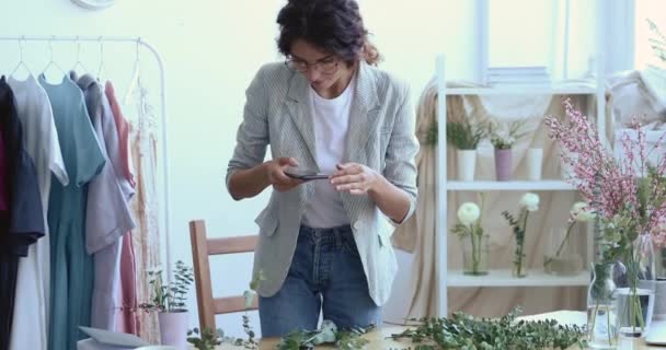 Tasarımcı çiçekçi blogcu akıllı telefondan çiçek kompozisyonunun fotoğrafını çekiyor — Stok video