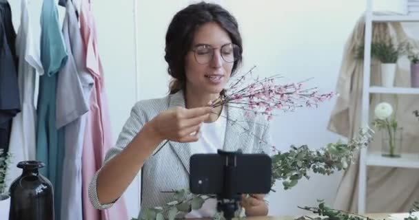 Blogueiro sorridente florista gravação floricultura vídeo curso vlog no smartphone — Vídeo de Stock