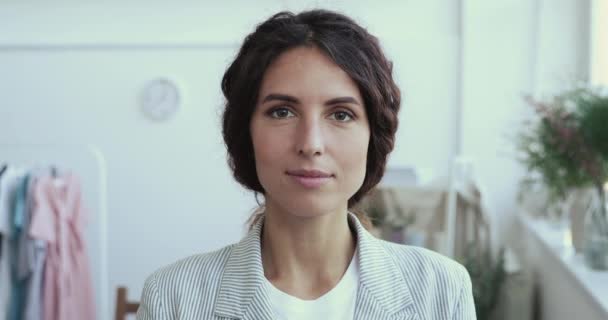 Sonriente joven adulto diseñador de moda femenina primer plano retrato — Vídeo de stock