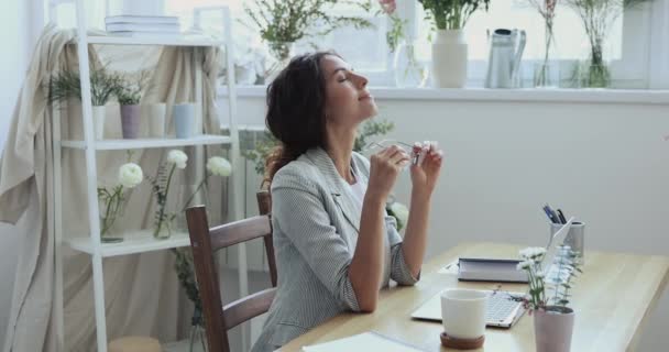 年轻的印度女商人在写字台休息，完成了计算机工作 — 图库视频影像