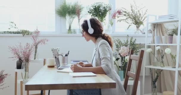 Mujer florista diseñador elearning viendo curso de vídeo en el ordenador portátil — Vídeos de Stock