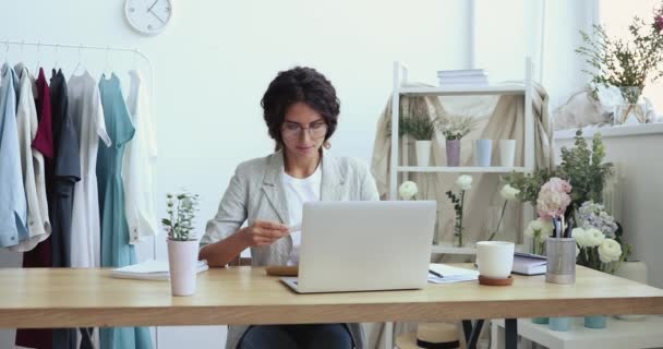 Emocionada diseñadora de moda femenina carta de apertura de correo leyendo buenas noticias — Vídeos de Stock