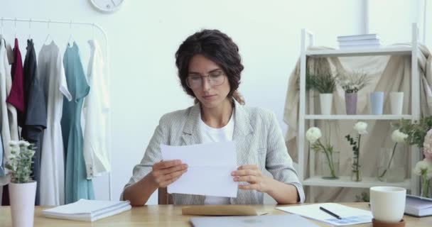 Mujer empresaria estresada preocupada leyendo malas noticias en carta por correo — Vídeos de Stock