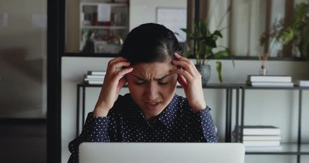 Frusztrált túlterhelt fiatal indiai üzletasszony úgy érzi, fejfájás vagy stressz dolgozik a számítógép ül az irodában — Stock videók