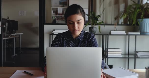 Zaměřená indická podnikatelka pracující na notebooku myšlení, rozhodování — Stock video