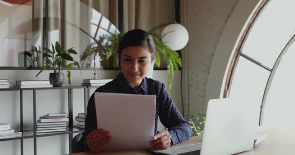 Trabajador de oficina indio leyendo periódicos sintiéndose emocionado por las buenas noticias — Vídeo de stock