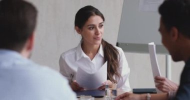 Meslektaşlarıyla birlikte çalışan odaklanmış genç bayan takım lideri..